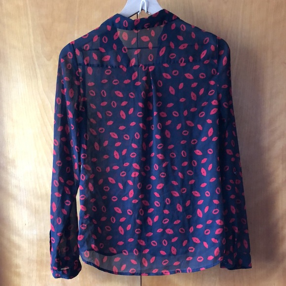 The Limited Red Lips V-neck Button Down Blouse S - Picture 2 of 5